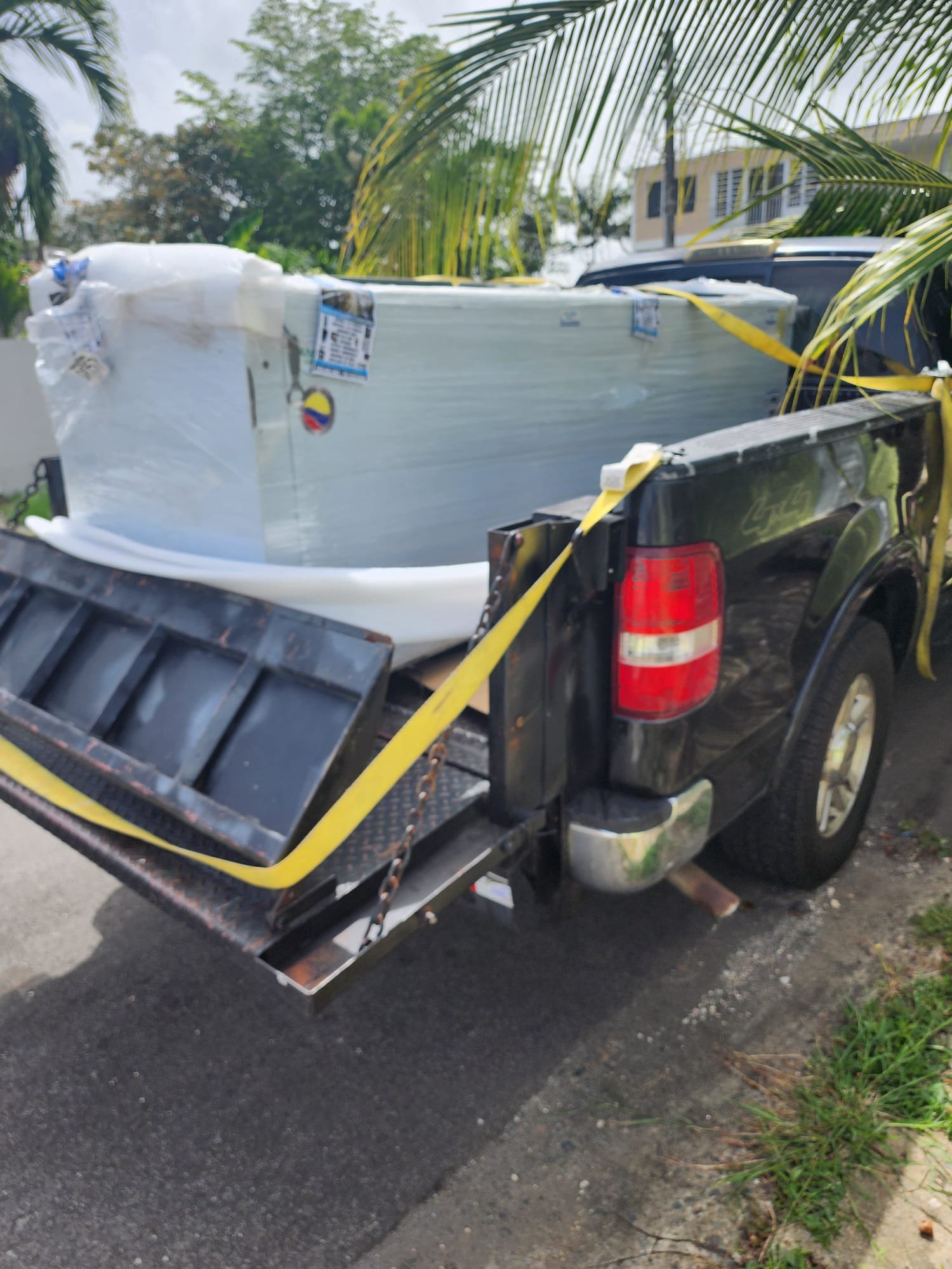 Equipo comercial protegido y asegurado en un vehículo para su entrega
