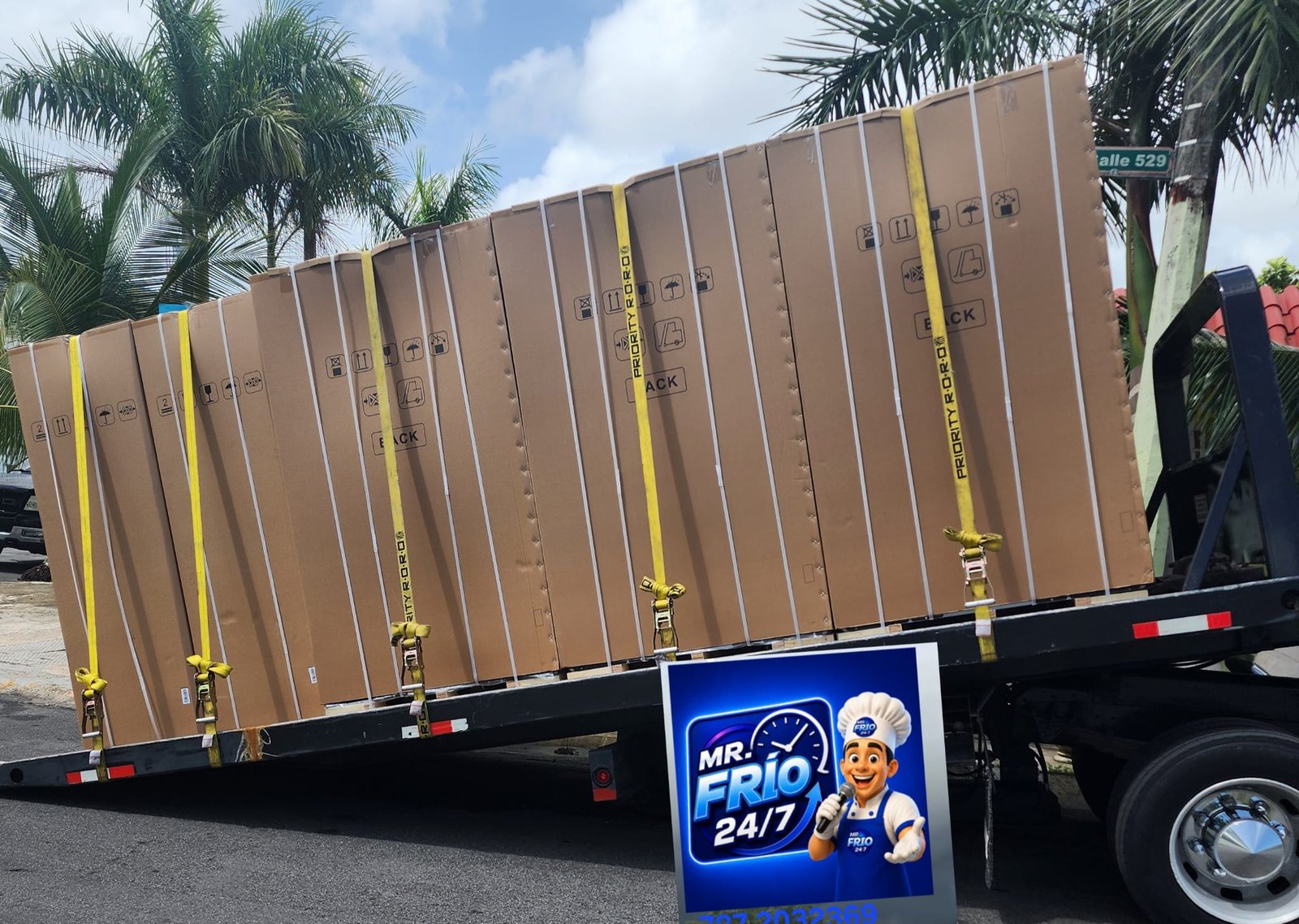 Equipos embalados y asegurados sobre un camión de transporte con el letrero de Mr Frio 24/7